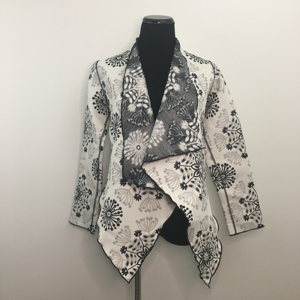 Chic Jacket With Bold Pattern & Open Front - image 2